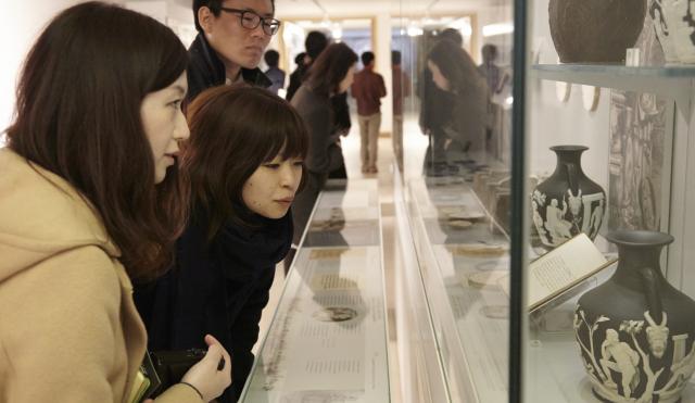 Group of people looking at Portland Vase